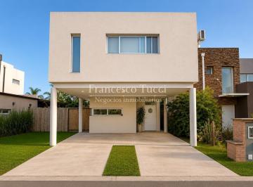 Casa · 246m² · 4 Ambientes · 4 Cocheras · Casa en Venta en Parque Leloir Barrio El Rincón de Leloir