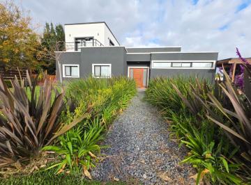Casa · 228m² · 5 Ambientes · 4 Cocheras · Casa en Venta en Manzanares de 6 Ambientes con Pileta