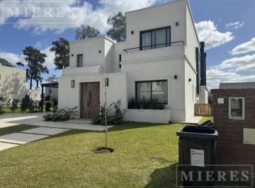 Casa · 240m² · 6 Ambientes · Casa en Laguna Grande (Desde El 23/12 Al 31/1)