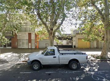 Casa · 226m² · 9 Ambientes · 1 Cochera · Terreno en Tiro Suizo - Sobre Av San Martin