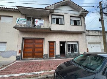 Casa · 180m² · 4 Ambientes · 2 Cocheras · Importante Chalet Cuatro Ambientes Cochera y Patio