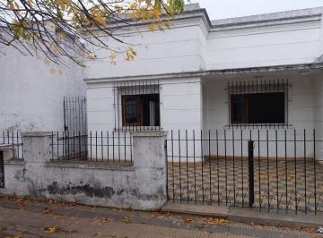 Casa · 75m² · 3 Ambientes · 1 Cochera · Casa en Venta de 2 Dorm. Berisso