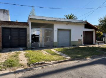 Casa · 117m² · 4 Ambientes · 2 Cocheras · Casa 4 Amb, Local, Cochera, Jardin | Apto Credito