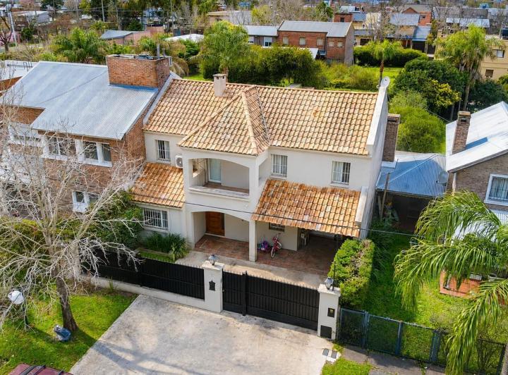 Casa · 190m² · 5 Ambientes · 2 Cocheras