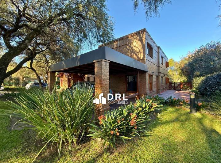 Casa · 384m² · 7 Ambientes · 2 Cocheras