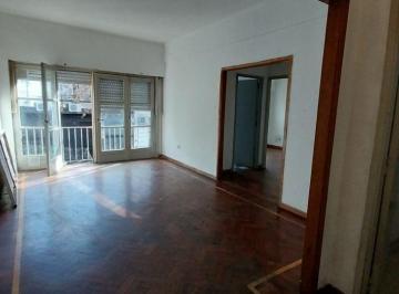 PH de 3 ambientes, Floresta · Venta PH Al Frente, 1er Piso por Escalera 63 M²!