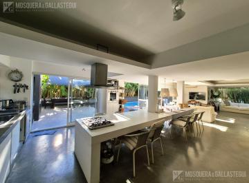 Casa · 550m² · 5 Ambientes · 4 Cocheras · Casa en Boat Center