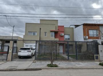 Casa · 219m² · 4 Dormitorios · 1 Cochera · Lago Nahuel Huapi Al 500