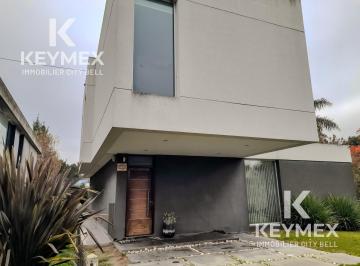 Casa · 168m² · 4 Ambientes · 1 Cochera · Residencia de Categoría en Venta Modernidad y Categoría en City Bell.