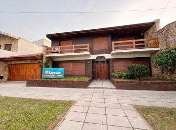 Casa · 221m² · 4 Ambientes · 2 Cocheras · Casa con Parque