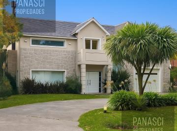 Casa · 320m² · 5 Ambientes · 1 Cochera · Casa en Rumenco