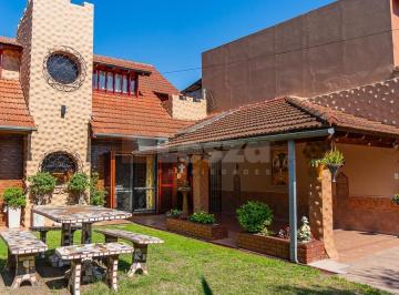 Casa · 137m² · 4 Ambientes · 1 Cochera · Casa en Temperley Este
