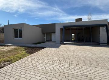 Casa · 181m² · 3 Ambientes · 2 Cocheras · Venta/permuta: Casa de 2 Dorm. con Patio y Cochera en Construcción. Cañada de Gómez, Argentina