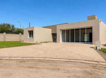 Casa · 181m² · 3 Ambientes · 2 Cocheras · Venta/permuta: Casa de 2 Dorm. con Patio y Cochera en Construcción. Cañada de Gómez, Argentina