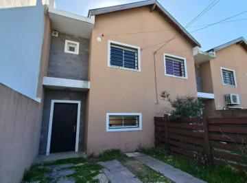 Casa · 70m² · 3 Ambientes · 1 Cochera · Casa/duplex Alquiler City Bell 2 Dorm. - City Bell Entre Caminos Servicios