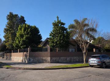 Casa · 221m² · 5 Ambientes · 1 Cochera · Casa en Castelar Norte