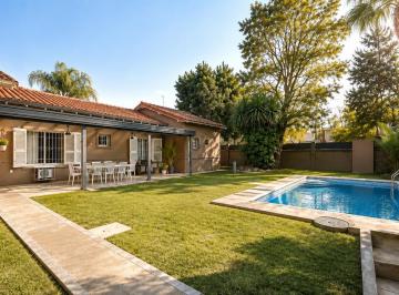 Casa · 103m² · 5 Ambientes · 1 Cochera · Casa en Castelar Norte
