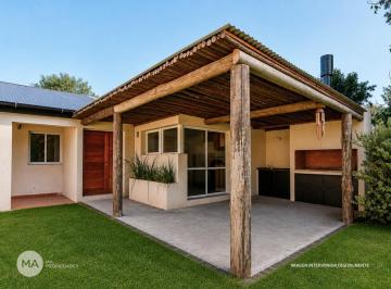Casa · 70m² · 5 Ambientes · 2 Cocheras · Casa 2 Dorm. con Jardín y Piscina - Bordabhere 2500 - Funes | Venta