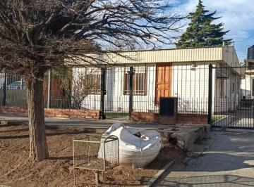 Casa · 131m² · 5 Ambientes · 1 Cochera · Venta Casa 3 Dorm. B° Uno Plaza Huincul