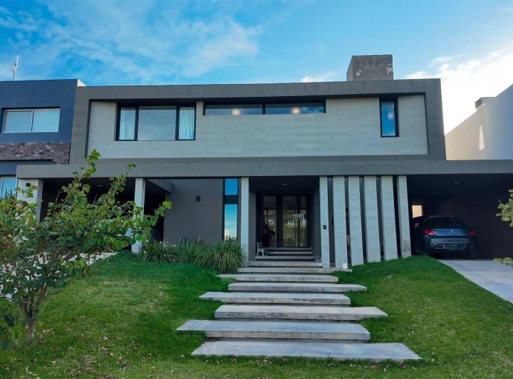 Casa · 425m² · 8 Ambientes · 2 Cocheras