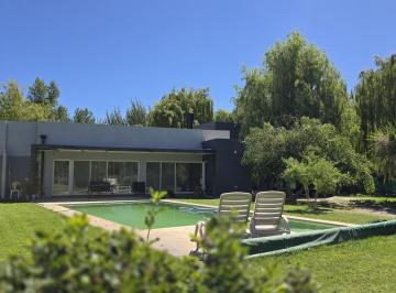 Casa · 366m² · 8 Ambientes · 5 Cocheras · Casa Nivel Gerencial Amplia y Moderna - 5 Dorm. - Lote de 4900 m² - Cipolletti