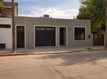 Casa · 130m² · 5 Ambientes · 1 Cochera · Remax Vende Casa 3 Dorm. Altamira
