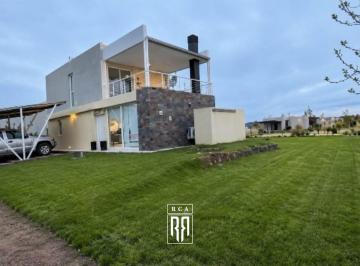 Casa · 112m² · 5 Ambientes · 3 Cocheras · Casa en Venta - La Península - Mari Menuco