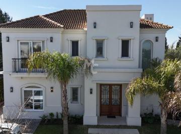 Casa · 190m² · 5 Ambientes · 2 Cocheras · Casa en Venta en Los Alisos