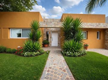 Casa · 105m² · 4 Ambientes · 3 Cocheras · Casa Venta B°los Arces Apta Credito 4 Amb Pilar
