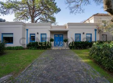 Casa · 230m² · 6 Ambientes · Casa en Alquiler – Barrio Cerrado Araucarias