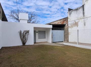 Casa · 56m² · 3 Ambientes · Buena Ubicacion - Frente a Espacio Verde - Ambientes Amplios y Luminosos