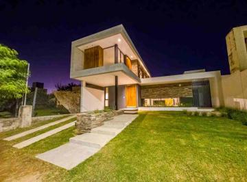 Casa · 157m² · 7 Ambientes · 1 Cochera · Casa a Estrenar Frente a La Costanera Jesus Maria
