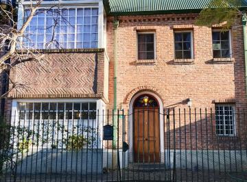 1. FRENTE · Dueño Vende Hermosa Propiedad en Ladrillo Visto. Amplios Espacios.