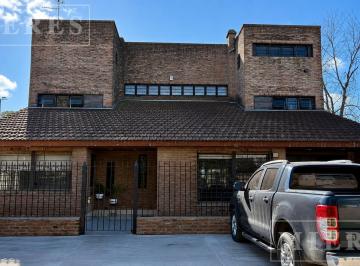 Casa · 260m² · 6 Ambientes · 6 Cocheras · Casa en Venta en de Vicenzo Grande