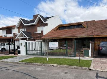 Casa de 4 ambientes, San Isidro · Chalet Sobre 8.66 X 36,33 m, con Pileta