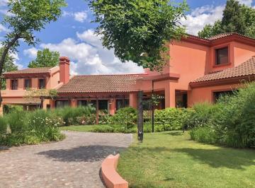 Casa · 2000m² · 10 Ambientes · 2 Cocheras · Venta Casa de 4 Dorm. en El Carmel Country Club