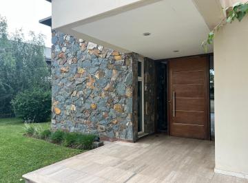 Casa · 450m² · 4 Dormitorios · 2 Cocheras · Venta Casa 4 Dorm. Lujan de Cuyo con Amenities