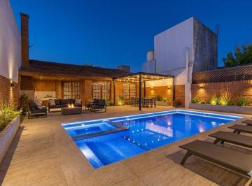 Casa · 300m² · 5 Ambientes · 2 Cocheras · Casa en Lanus Oeste Centro en Venta 4 Ambientes, Cochera y Quincho Apta Credito