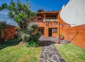 Casa · 300m² · 5 Ambientes · 2 Cocheras · Casa en Lanus Oeste Centro en Venta 4 Ambientes, Cochera y Quincho Apta Credito