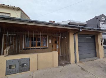 PH · 75m² · 2 Ambientes · 1 Cochera · Excelente Casa 2 Amb Al Fte C/cochera y Galeria en Banfield!