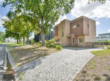 Casa · 143m² · 5 Ambientes · 1 Cochera · Casa en Fincas de Hudson