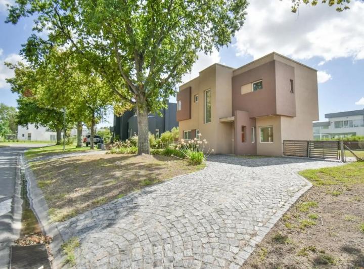 Casa · 143m² · 5 Ambientes · 1 Cochera