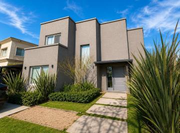 Casa · 170m² · 5 Ambientes · 2 Cocheras · Casa en Venta en Ayres Plaza, Pilar, G. B. a. Zona Norte