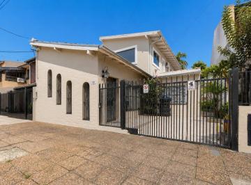 Casa · 240m² · 6 Ambientes · 1 Cochera · Oportunidad Casa 6 Ambientes con Pileta en Martinez