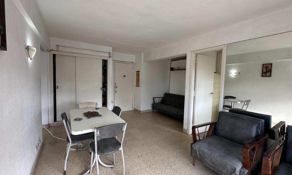 Depto en venta. Dos ambientes amplios con balcón francés- Vista panorámica a la ciudad y lateral al mar- Cocina separada con ventilación a la calle- Dormitorio con cama matrimonial, amplio placardr -