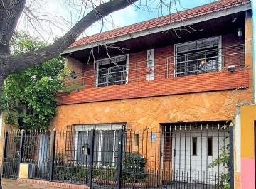 Casa de 5 ambientes, Lanús · Casa con Parque - Quincho y Garaje - 5 Ambientes - Oportunidad