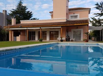 Casa · 230m² · 4 Ambientes · 2 Cocheras · Casa en Alquiler, Barrio San Isidro Labrador