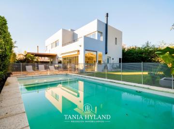 Casa · 261m² · 6 Ambientes · 3 Cocheras · Casa en Barbarita