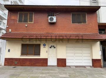 Casa · 158m² · 4 Ambientes · 2 Cocheras · Venta Casa Caseros Centro - Zona Inmejorable!