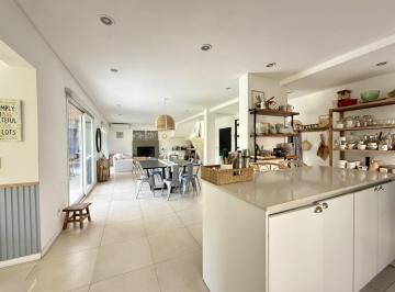 Casa · 204m² · 4 Ambientes · 2 Cocheras · Excelente Casa en Barbarita, Lote Interno